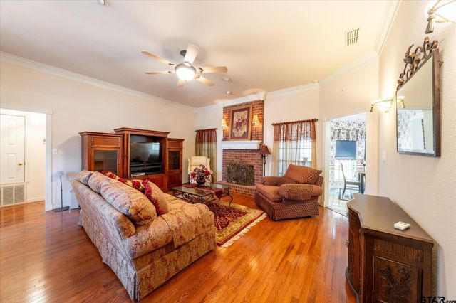 601 Kickapoo St, Chandler, TX 75758