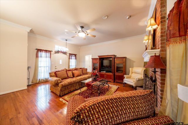 601 Kickapoo St, Chandler, TX 75758