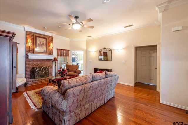 601 Kickapoo St, Chandler, TX 75758