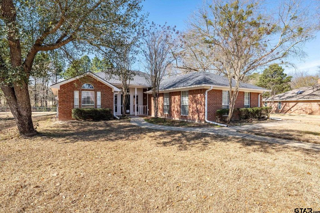 601 Kickapoo St, Chandler, TX 75758