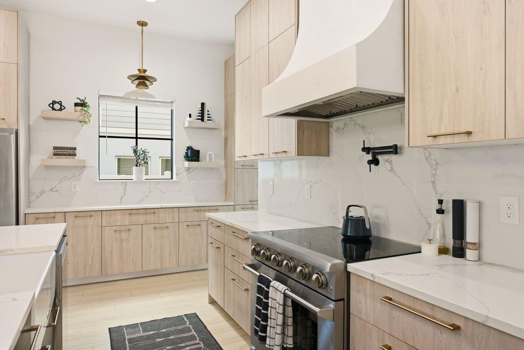 Image 12 of property listing at 501 W WARREN AVENUE 2, Tampa, FL 33602