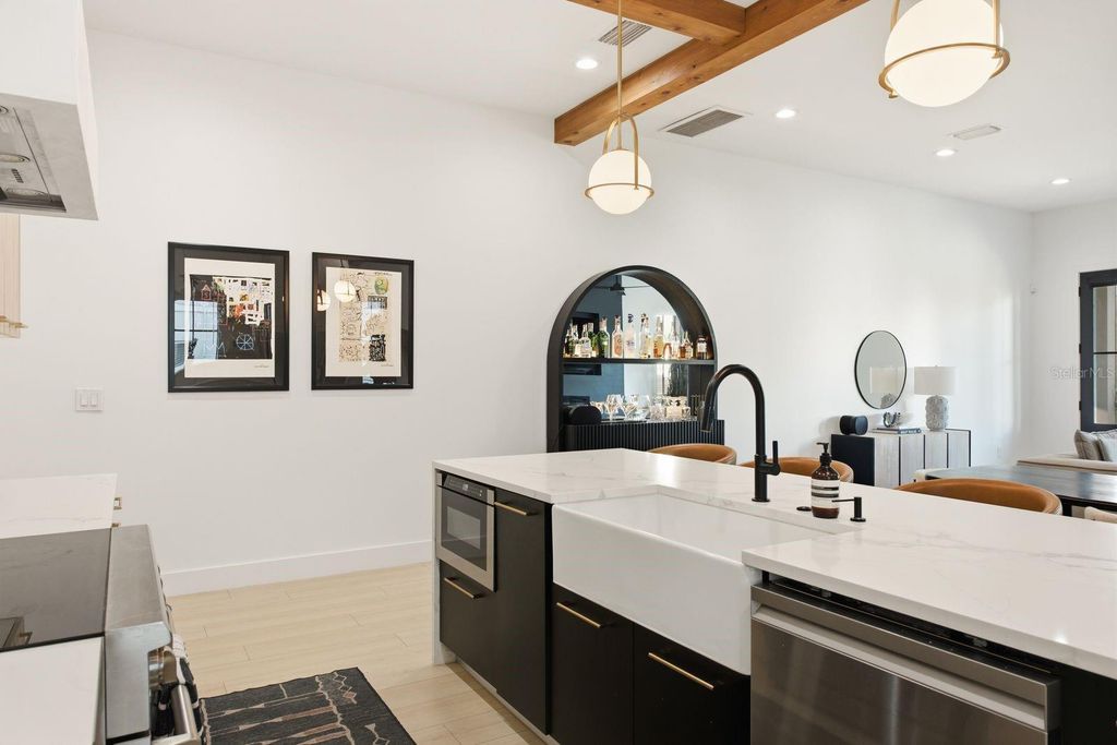 Image 13 of property listing at 501 W WARREN AVENUE 2, Tampa, FL 33602