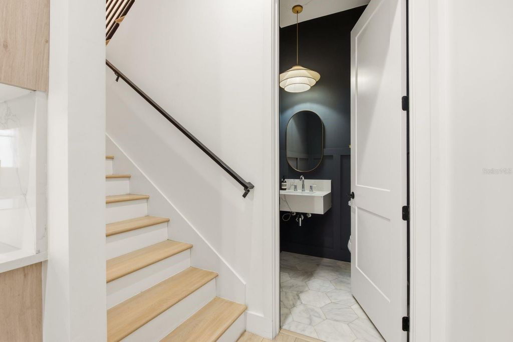 Image 15 of property listing at 501 W WARREN AVENUE 2, Tampa, FL 33602
