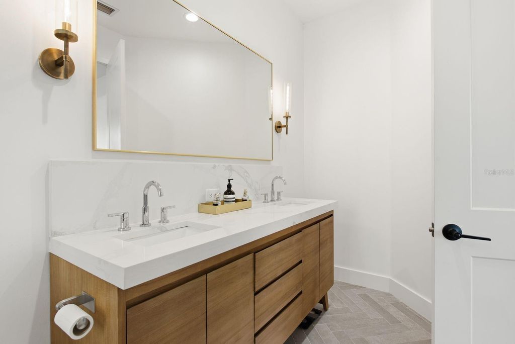 Image 25 of property listing at 501 W WARREN AVENUE 2, Tampa, FL 33602