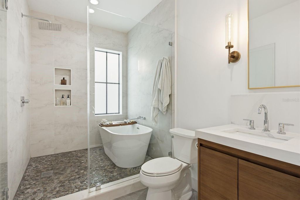 Image 26 of property listing at 501 W WARREN AVENUE 2, Tampa, FL 33602