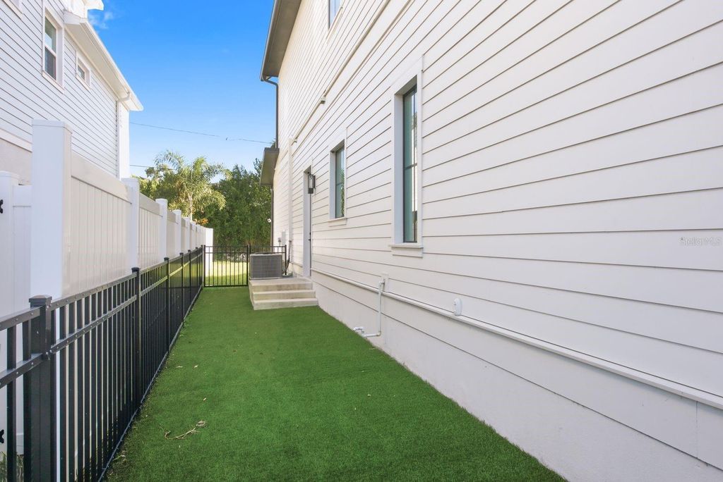 Image 35 of property listing at 501 W WARREN AVENUE 2, Tampa, FL 33602
