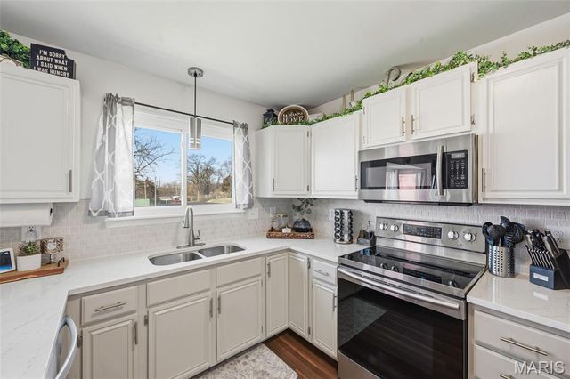 31 Asherton Drive, St Peters, MO 63376