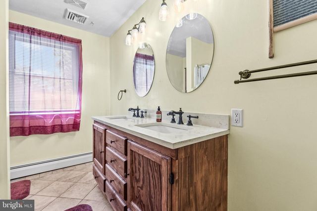 50 SHERIDAN DR, Hanover, PA 17331