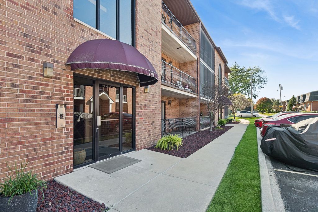 7114 W 108th Street 301, Worth, IL 60482 — exterior