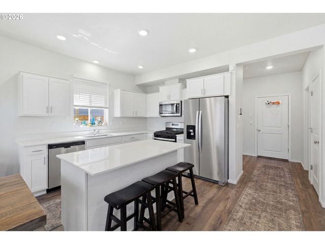 2611 26TH Loop, Springfield, OR 97477