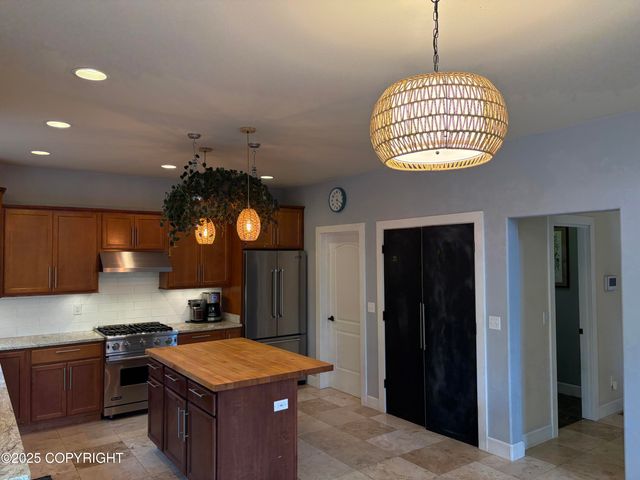 13125 W Curry Ridge Circle, Eagle River, AK 99577