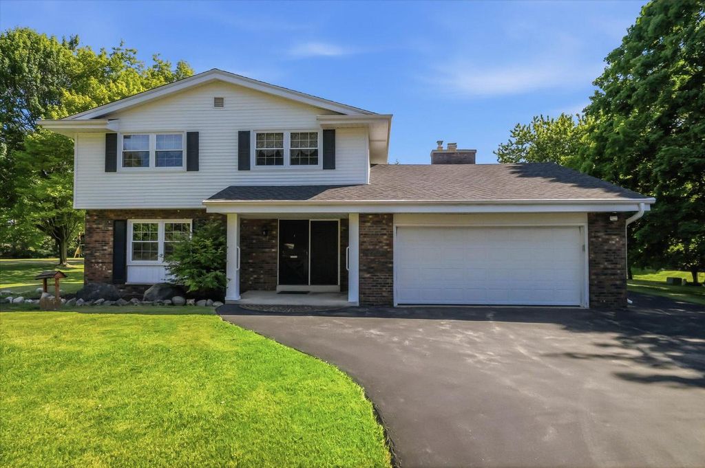 7881 Hill 'N Dale COURT, Cedarburg, WI 53012