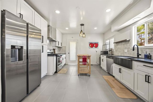 1011 W Cypress Ave, Redlands, CA 92373