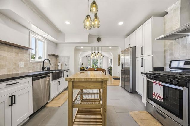 1011 W Cypress Ave, Redlands, CA 92373