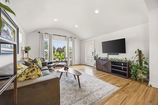 1011 W Cypress Ave, Redlands, CA 92373