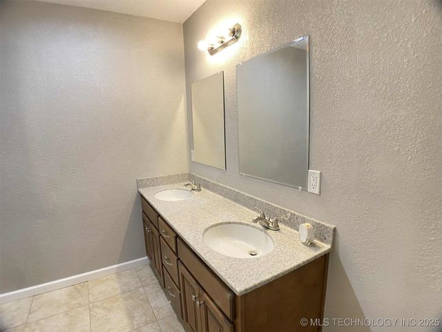 63400 E 120 Road, Miami, OK 74354