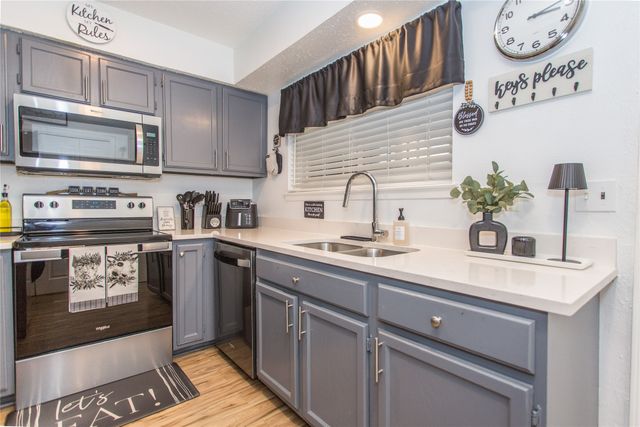 33 E Townhouse Lane 30, Grand Prairie, TX 75052