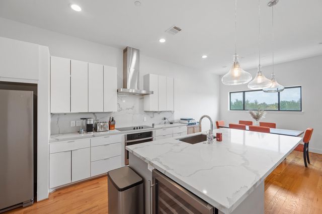 2239 N Macgregor Way, Houston, TX 77004