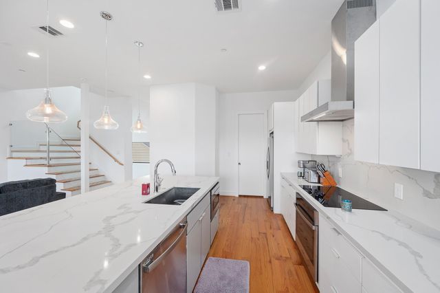 2239 N Macgregor Way, Houston, TX 77004