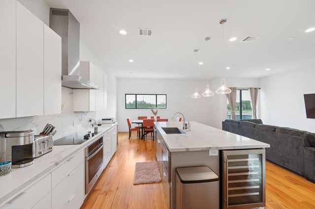 2239 N Macgregor Way, Houston, TX 77004