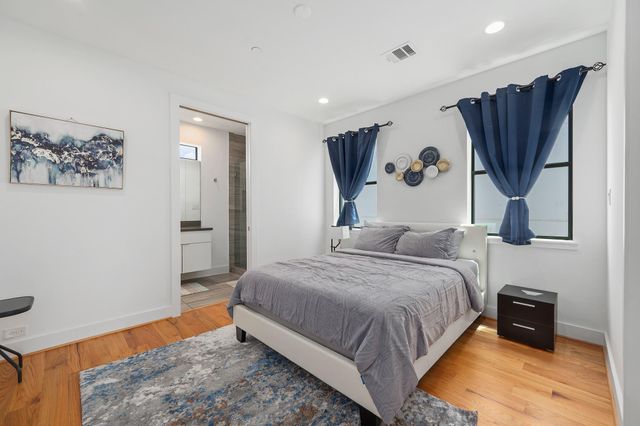 2239 N Macgregor Way, Houston, TX 77004