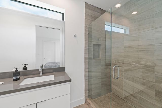 2239 N Macgregor Way, Houston, TX 77004