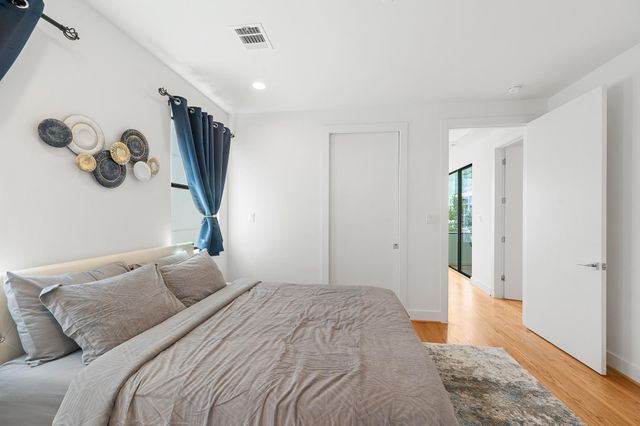 2239 N Macgregor Way, Houston, TX 77004