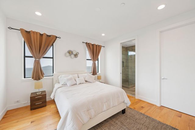 2239 N Macgregor Way, Houston, TX 77004