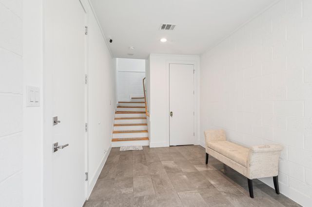 2239 N Macgregor Way, Houston, TX 77004