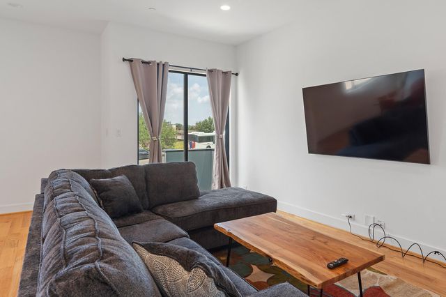 2239 N Macgregor Way, Houston, TX 77004