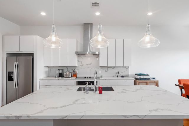 2239 N Macgregor Way, Houston, TX 77004