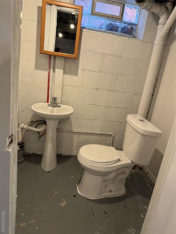 9760 Wayburn Street, Detroit, MI 48224