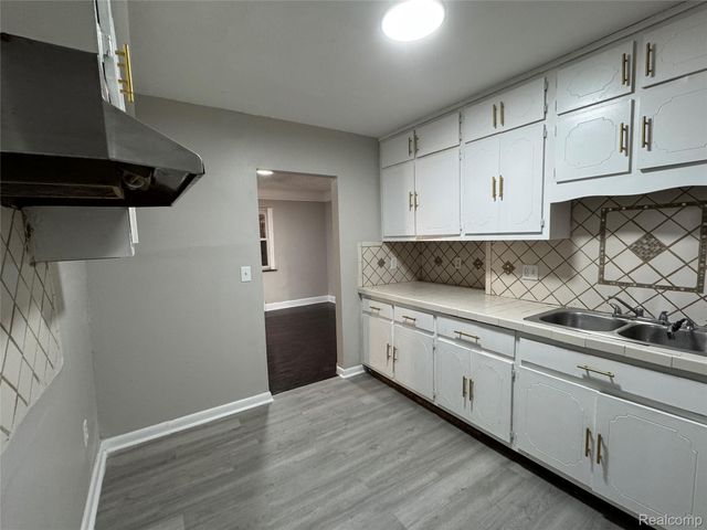 9760 Wayburn Street, Detroit, MI 48224