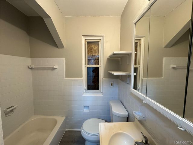 9760 Wayburn Street, Detroit, MI 48224