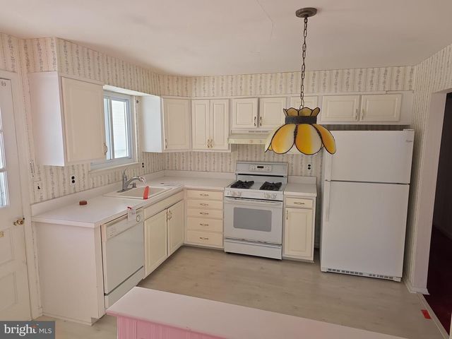 1013 HANCOCK DR, Blackwood, NJ 08012