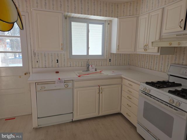 1013 HANCOCK DR, Blackwood, NJ 08012