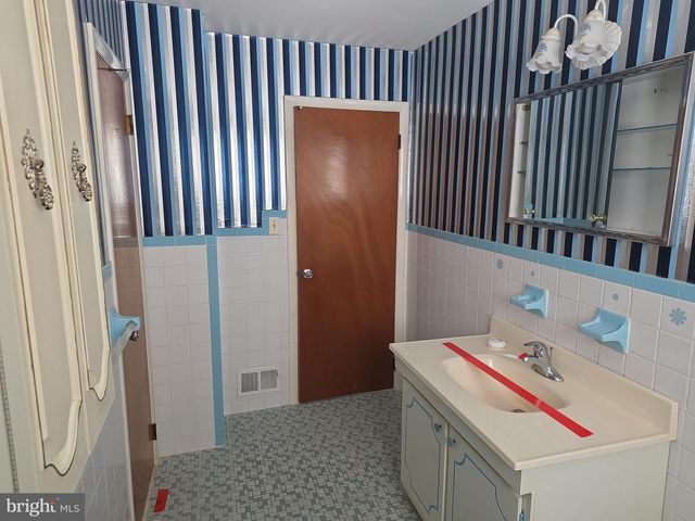 1013 HANCOCK DR, Blackwood, NJ 08012