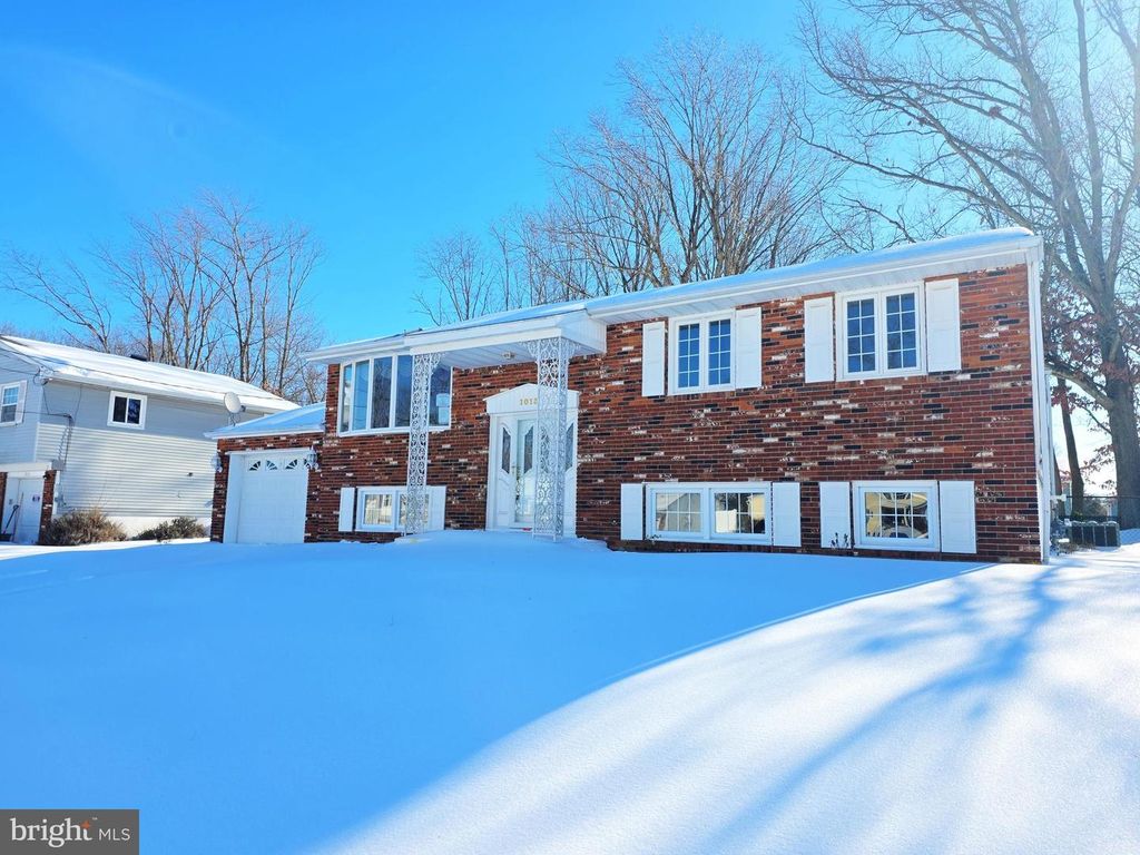 1013 HANCOCK DR, Blackwood, NJ 08012