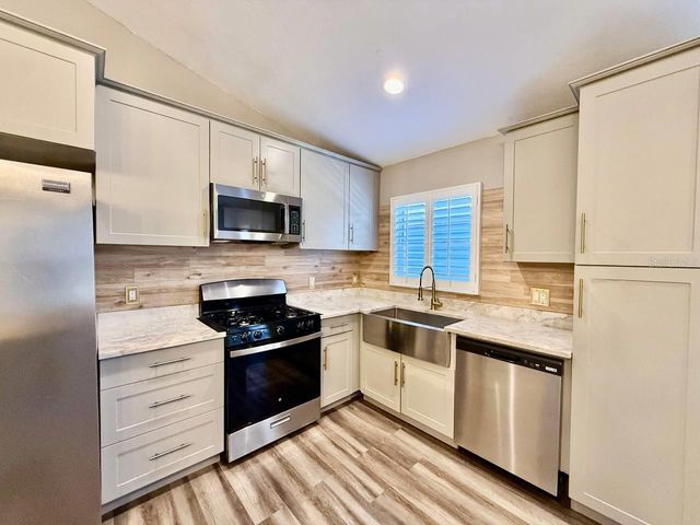 8711 BUSCH OAKS STREET, Tampa, FL 33617