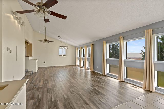 180 Hi Valley View St, Yakima, WA 98901