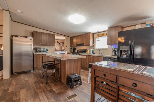 213 Oak View, La Vernia, TX 78121