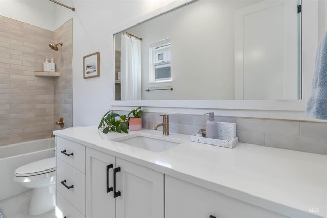 125 S Eagles Roost Way, Eagle, ID 83616