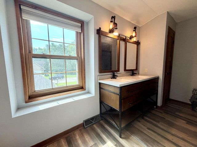W146N10907 Heritage PARKWAY, Germantown, WI 53022