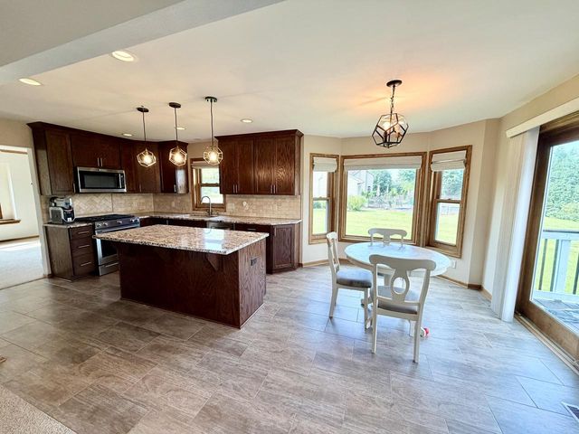 W146N10907 Heritage PARKWAY, Germantown, WI 53022