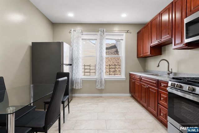 72 Seymour Avenue 3rd Floor, Newark, NJ 07108