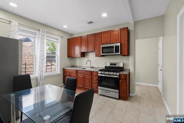 72 Seymour Avenue 3rd Floor, Newark, NJ 07108