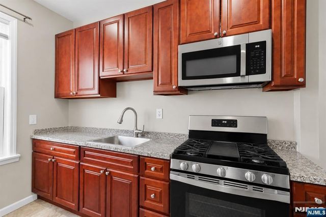 72 Seymour Avenue 3rd Floor, Newark, NJ 07108