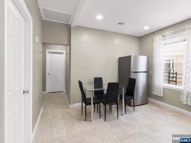 72 Seymour Avenue 3rd Floor, Newark, NJ 07108
