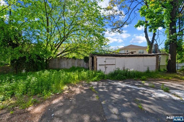 72 Seymour Avenue 3rd Floor, Newark, NJ 07108