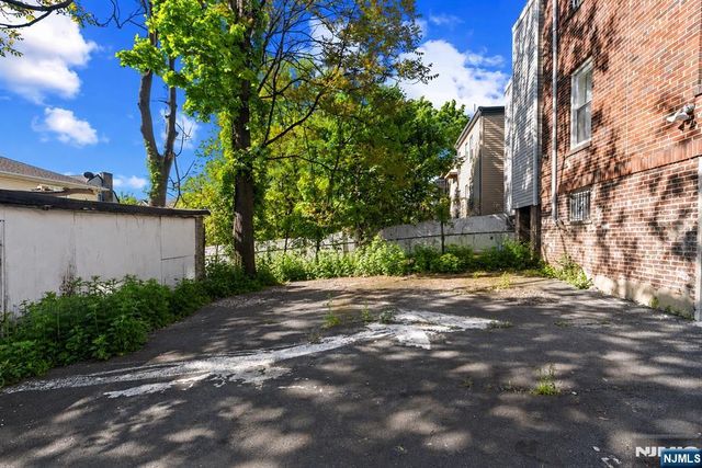 72 Seymour Avenue 3rd Floor, Newark, NJ 07108